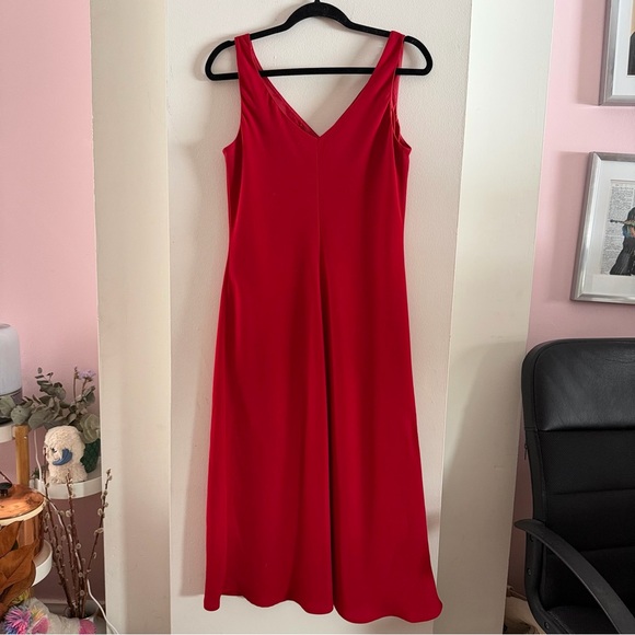 Elegant Red Sleeveless Dress - Picture 4 of 7